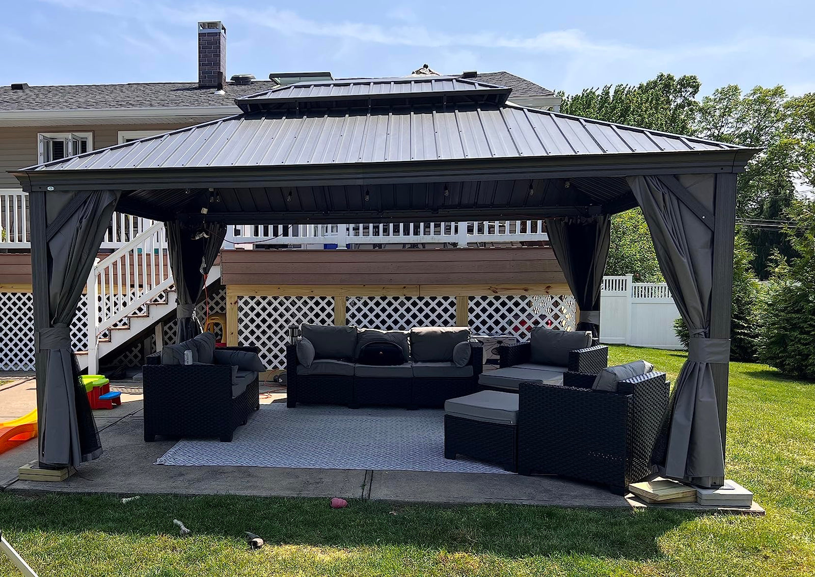 5 idee creative per arredare il tuo giardino con ombrelloni a braccio e gazebi