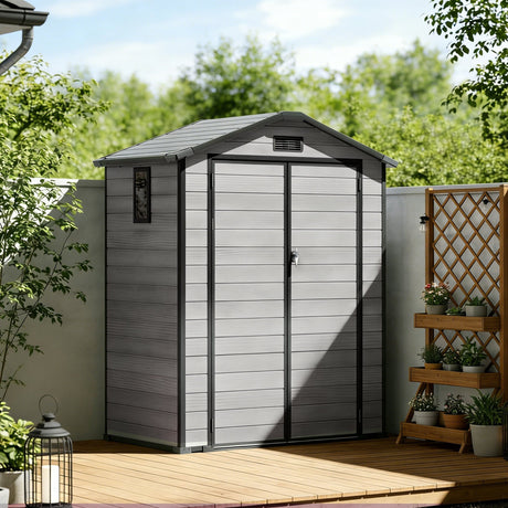 Patioslife YardVault Casetta da Giardino in Resina con Pavimento Impermeabile, Finestra e Porta con Serratura – Shed da Giardino Esterno, Protezione per Attrezzi e Giardino